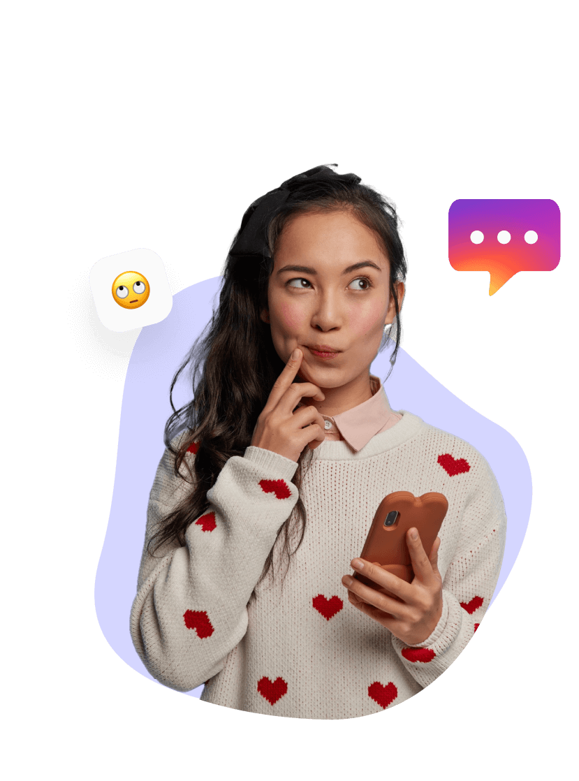 Nachdenkliche junge Frau mit Smartphone, umgeben von Emoji und Instagram-Sprechblase, symbolisiert Social Media Kommunikation und Interaktion.